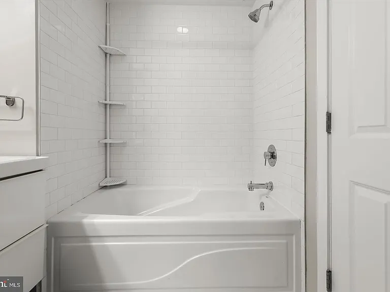 943 N Patterson Park Ave — Photo 16