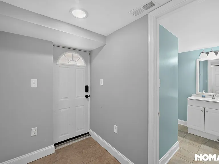442 Westshire Dr — Photo 30