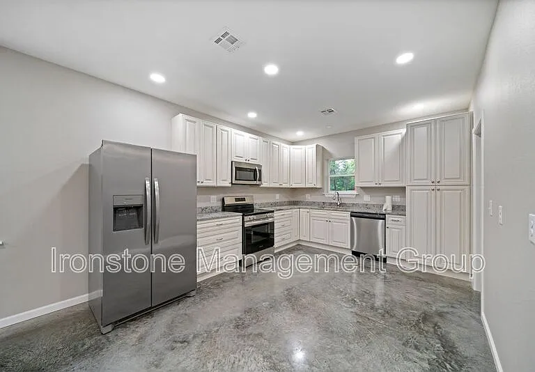 212 W Jackson Ave — Photo 4