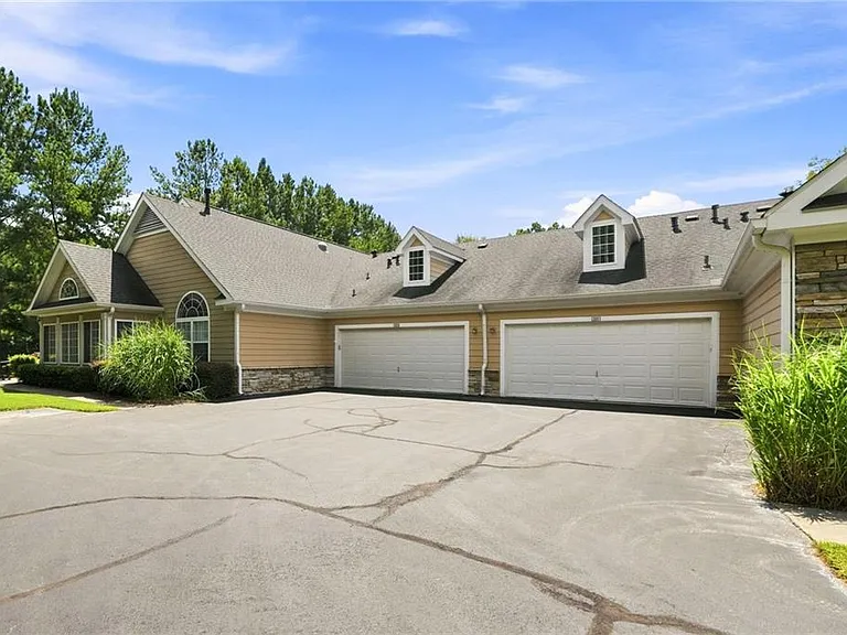 3204 Village Ln — Photo 30