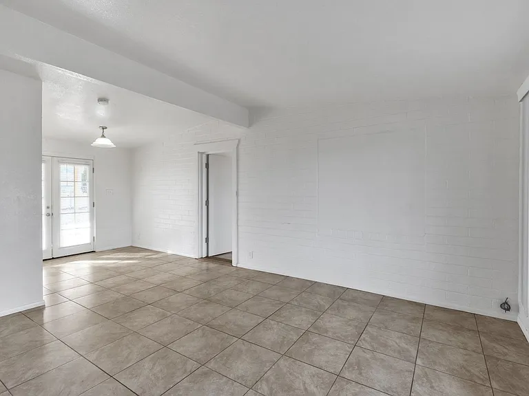 216 Whitton St — Photo 23