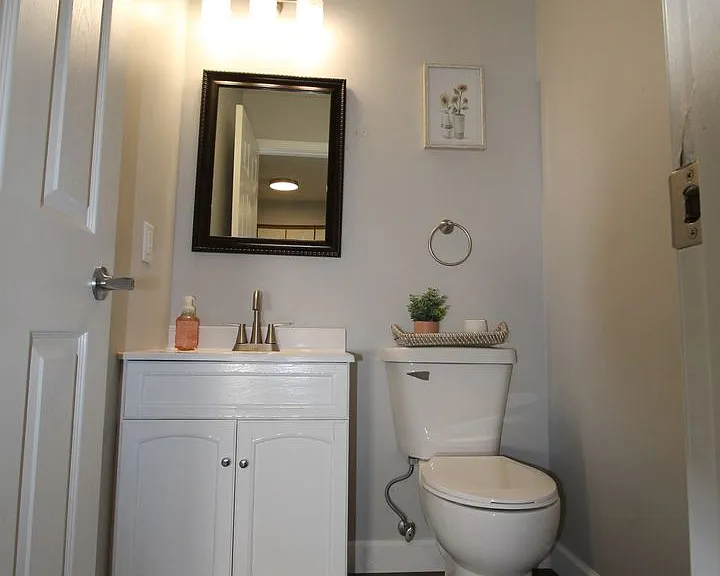 The Warwick of Norfolk. Now leasing updated 1, 2 bedroom apartments and 3 bedroom townhomes! — Photo 46
