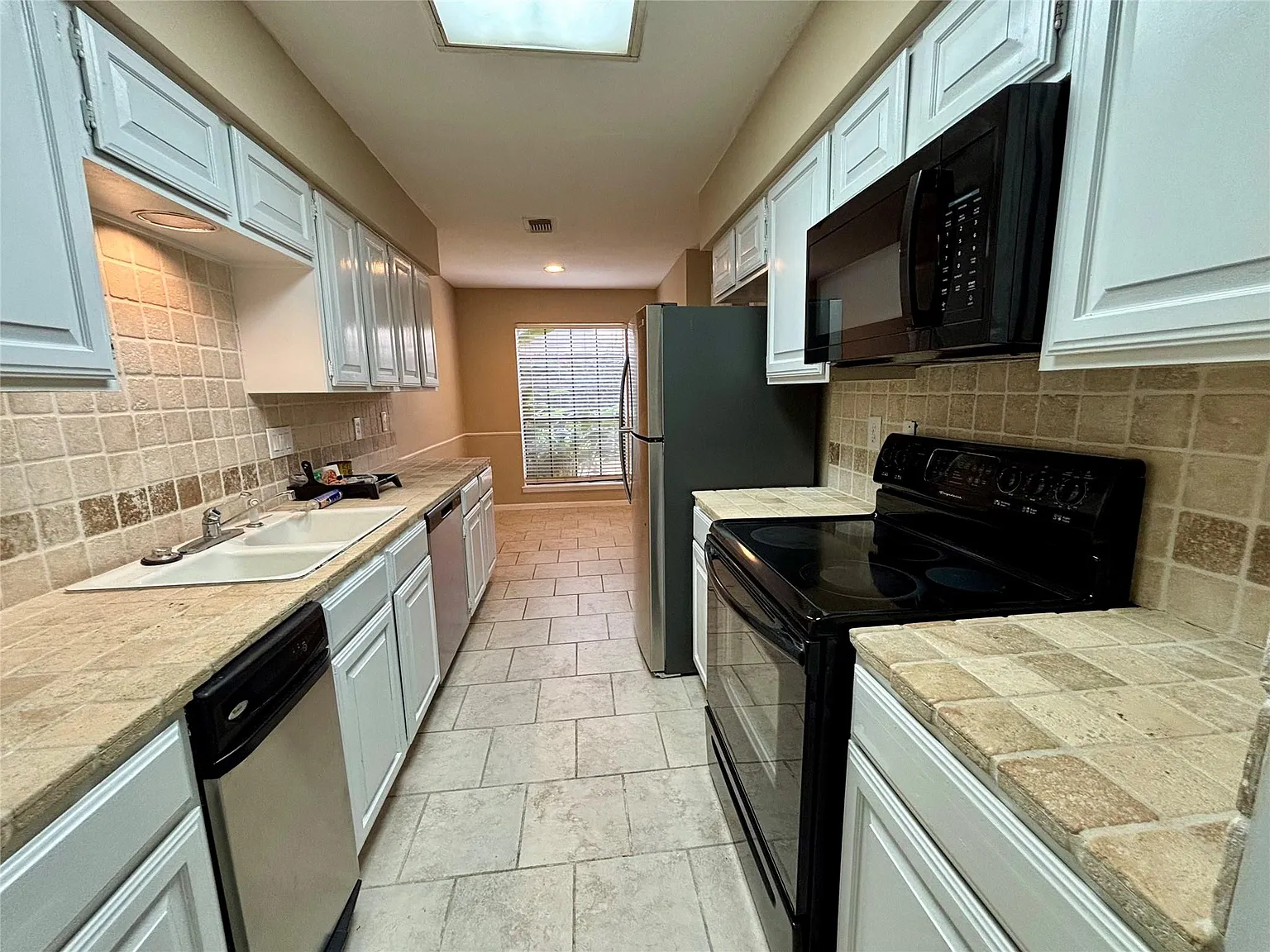 2 bed, 2.5 bath, 1560 sqft, $2,350 — Photo 2