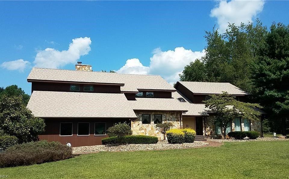 1st image of 300 Hidden Lakes Dr NE