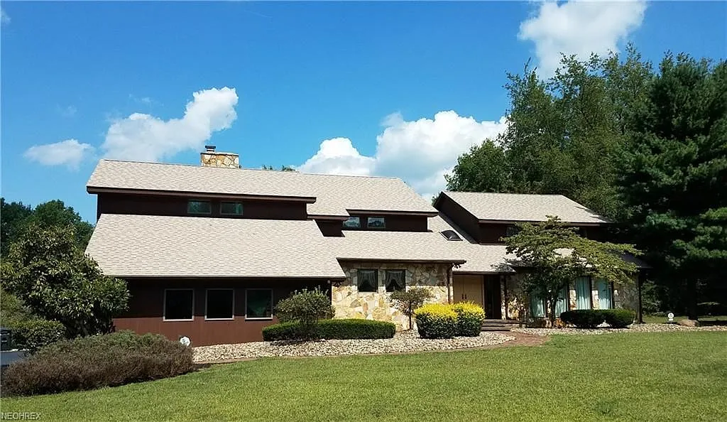 300 Hidden Lakes Dr NE photo 1
