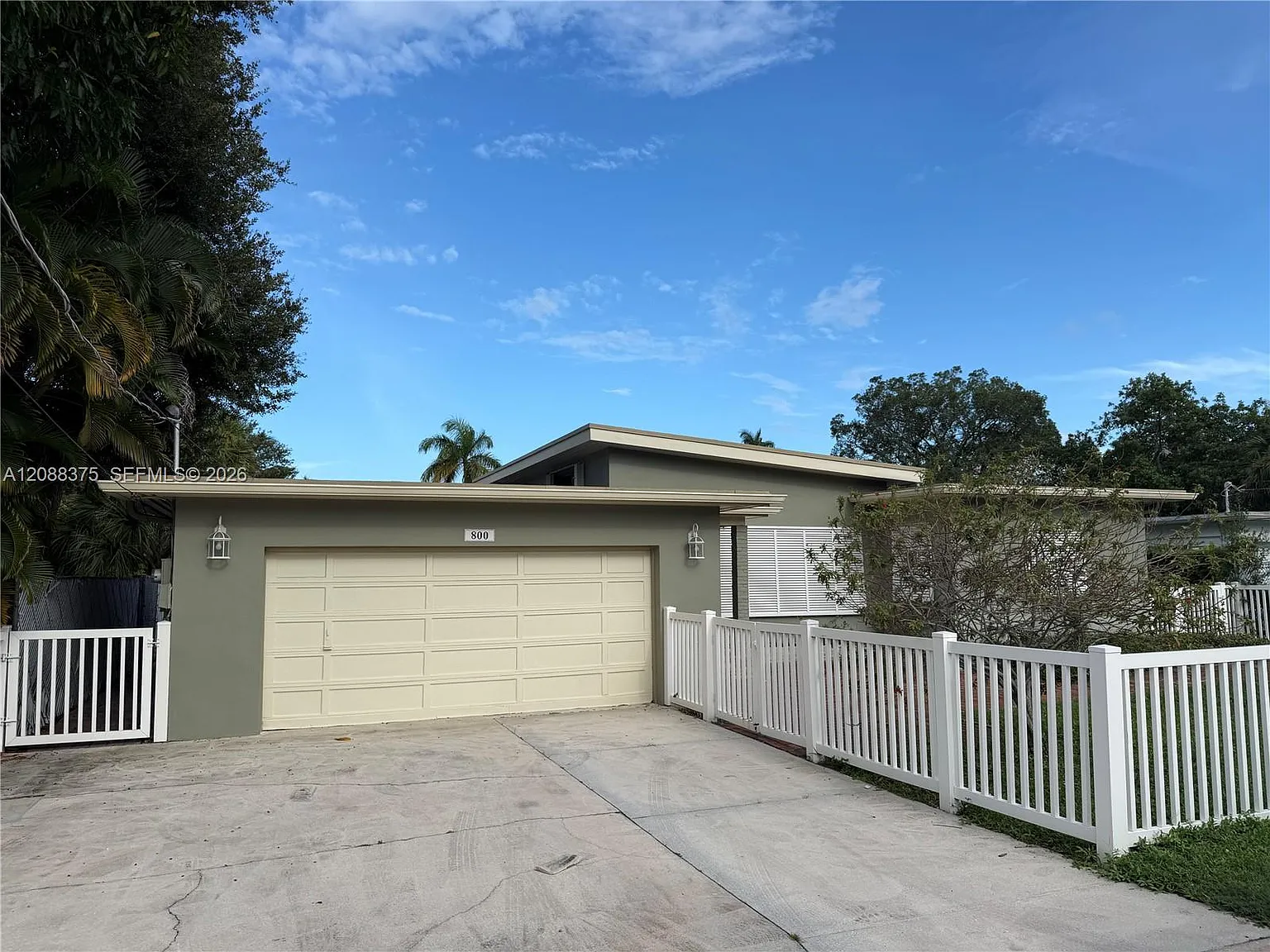 3 bed, 3.0 bath, 2340 sqft, $5,000 — Photo 2