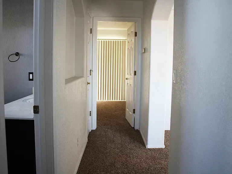 906 Desert View Dr — Photo 9