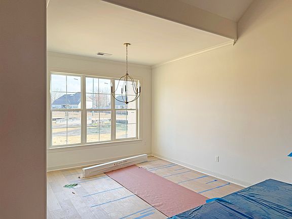 4th image of 817 Five Oaks Ln
