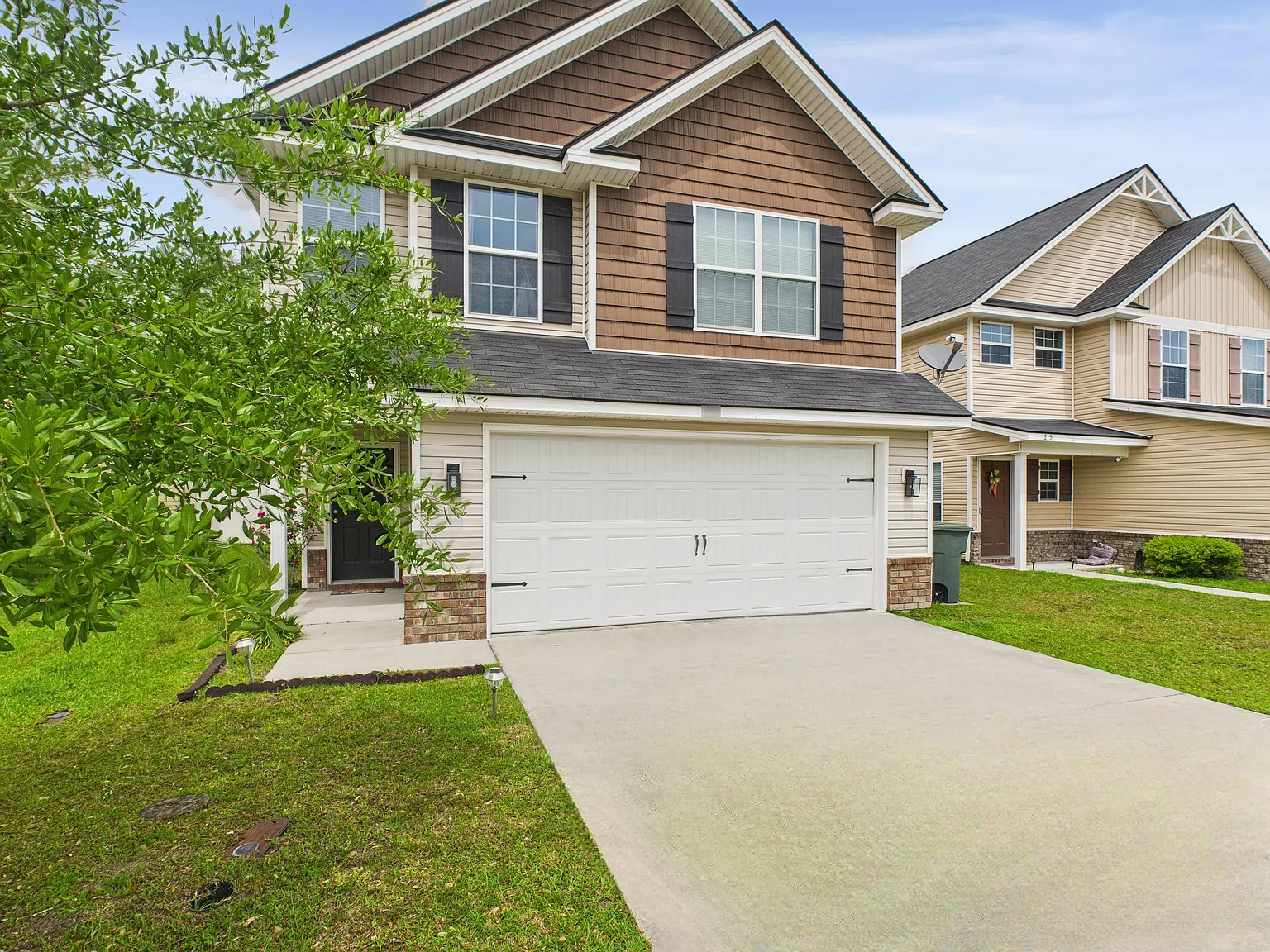 3 bed, 2.5 bath, 2026 sqft, $2,200 — Photo 2