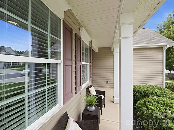 4th image of 608 Augustus Ln