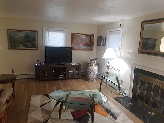 3rd image of 373 Oak St