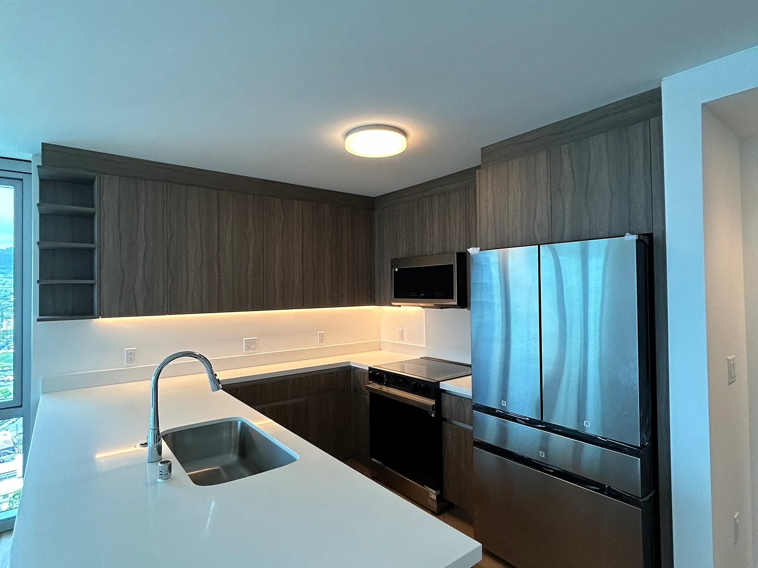 2 bed, 942 sqft, $4,150 — Photo 2