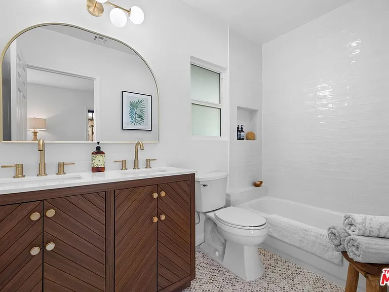 2400 W 74th St — Photo 25