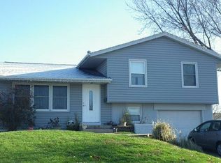 2325 Southview Dr, Bettendorf, IA 52722