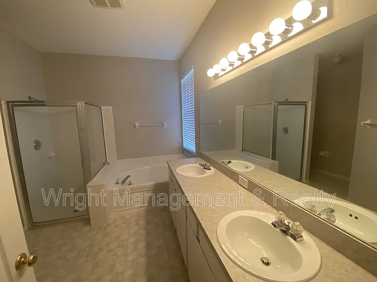 1439 Loretto Cir — Photo 7