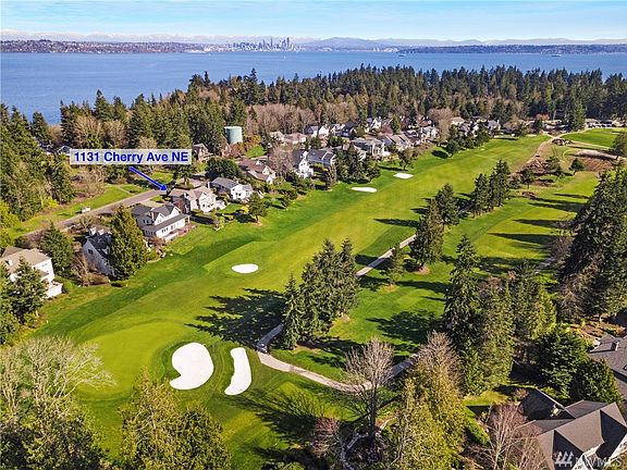 Talk about an ideal location, this wonderful golf course home sits in a community of homes which is literally minutes to the ferry!  Sunny, west facing exposure floods the home with natural sunlight year round!