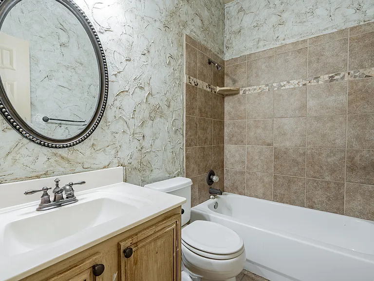 1875 Crestlake Dr — Photo 8