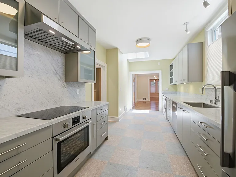 1141 Bay St — Photo 7