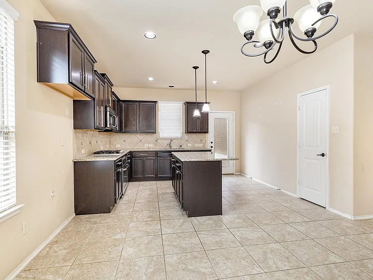 208 Whitman Dr — Photo 7