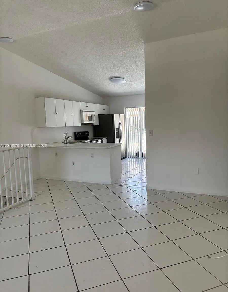 El Prado Xv Condo — Photo 1
