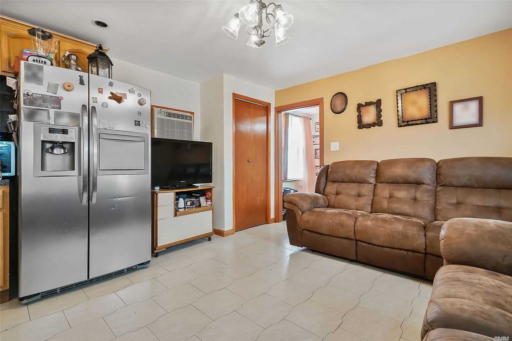 4 Bed 2 Bath Property, New York • 2,400 Sq Ft