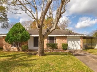 304 Stratmore Dr, Friendswood, TX 77546