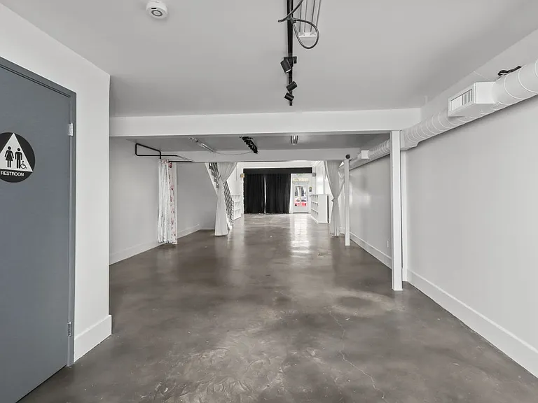 1050 S Fairfax Ave — Photo 6