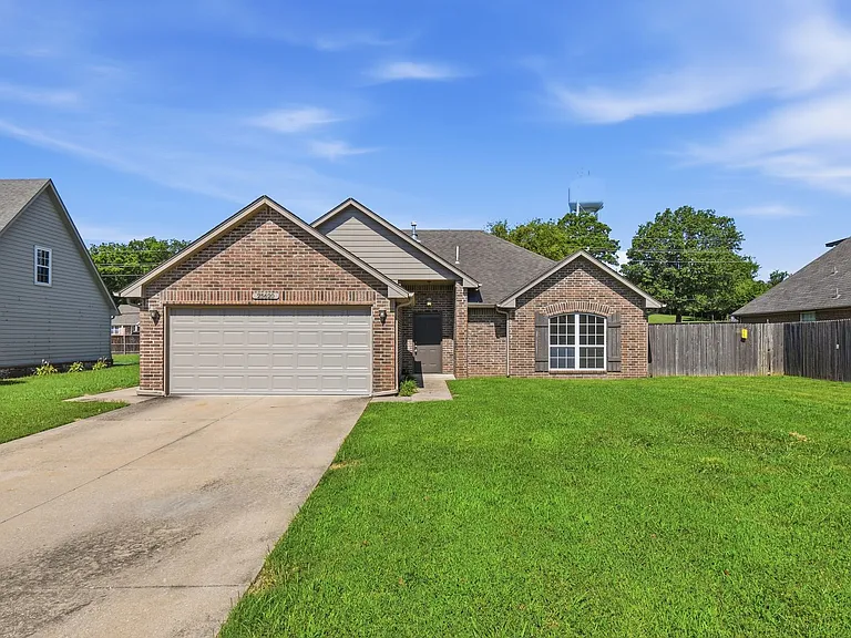 25620 Briar Dr — Photo 1