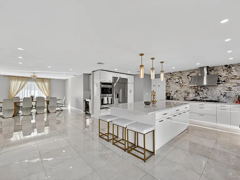 66 Murray Dr — Photo 4