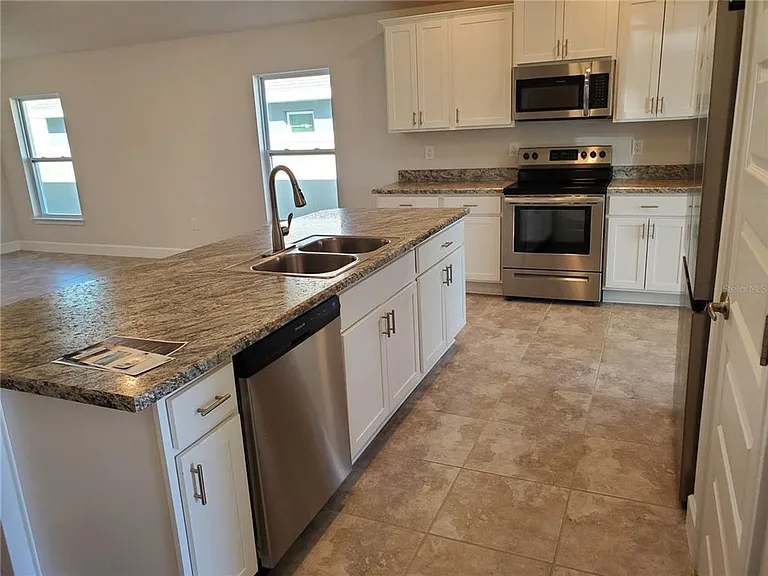 1138 Berry Ln — Photo 4