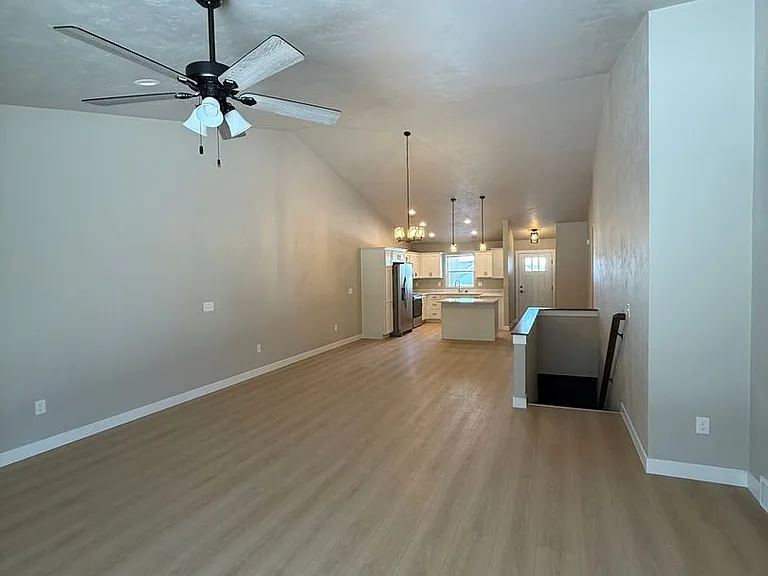 2625 Lawrence Ln — Photo 4