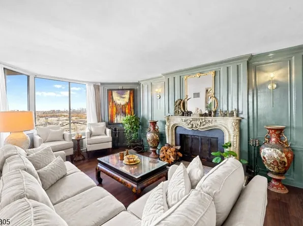2005 Harmon Cove Tower, Secaucus Town, NJ 07094