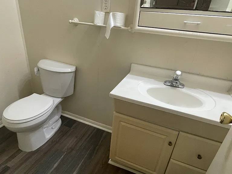 209 E Howard St — Photo 7