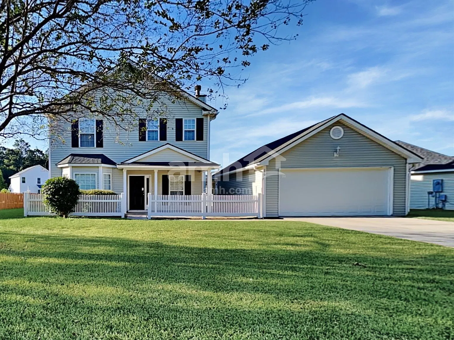 4 bed, 2.5 bath, 1900 sqft, $2,540 — Photo 1