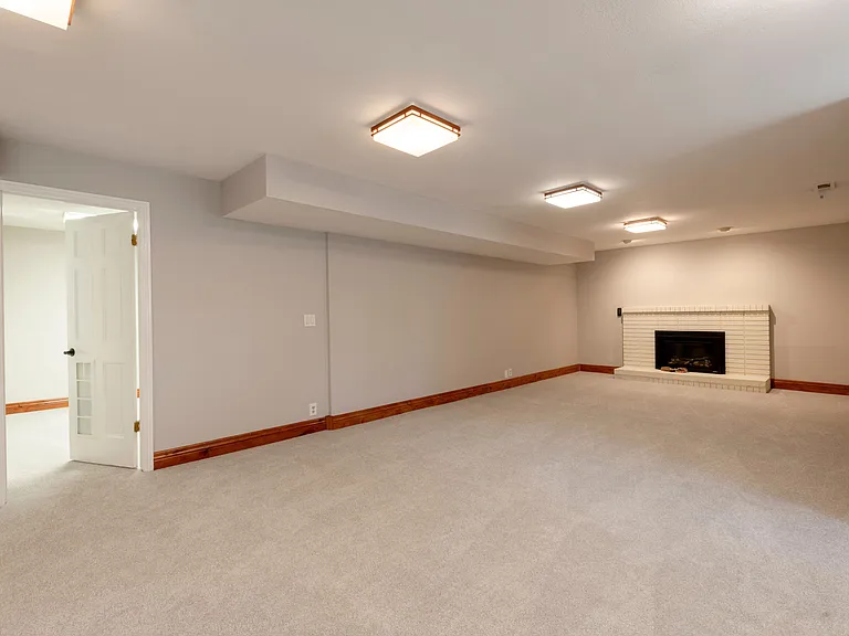 1362 S Embassy Way — Photo 16