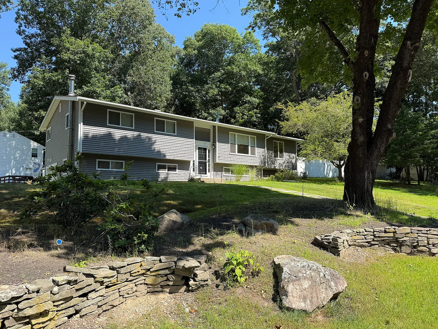 3 bed, 2.0 bath, 2100 sqft, $4,500 — Photo 1