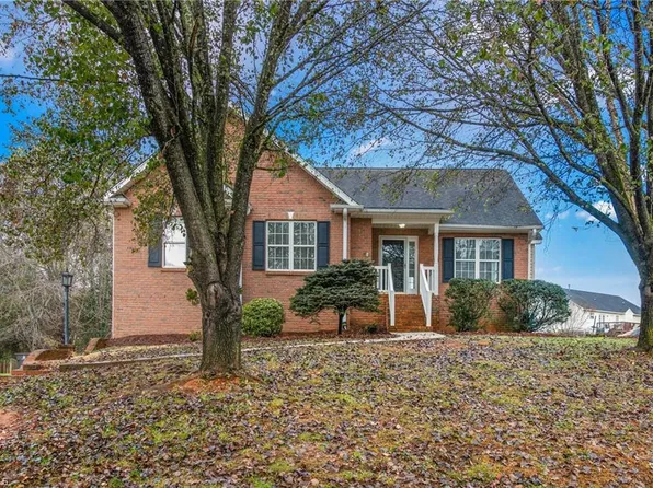 266 Sedge Meadow Dr, Winston Salem, NC 27107