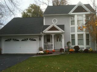 36 McIntosh Pl, Amherst, NY 14228