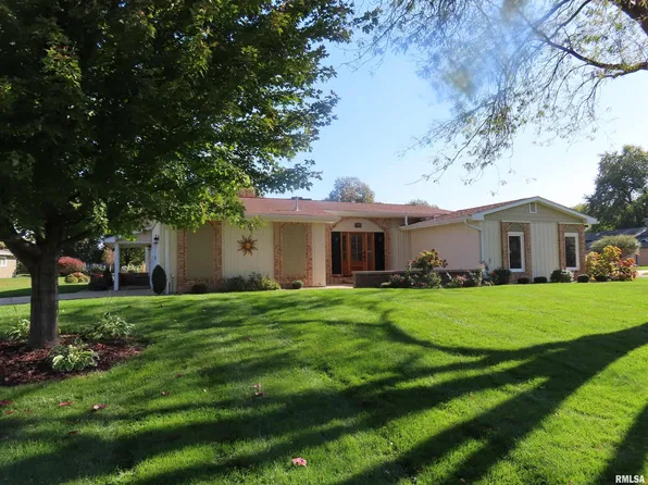 205 Illini Dr, Galesburg, IL 61401
