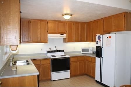 Lots of storage area in kitchen