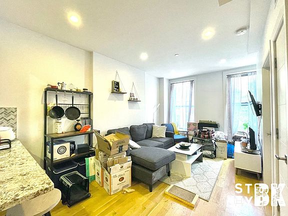 3rd image of 588 Franklin Ave #2F