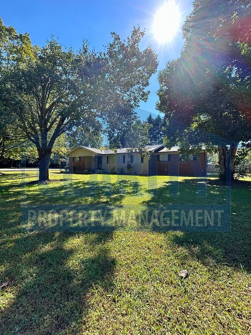 Beautiful 3-bedroom, ranch-style home! — Photo 2