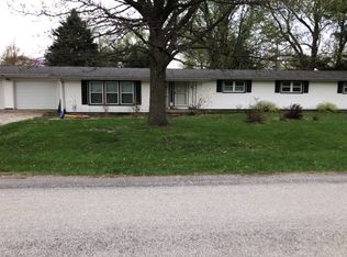 17491 Pleasant View Dr, Hudson, IL 61748