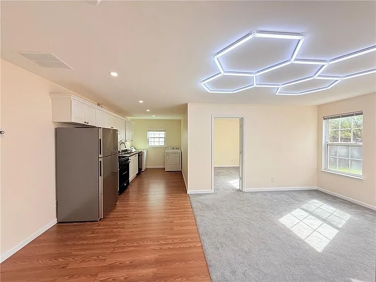 893 Hawthorn Ln — Photo 5