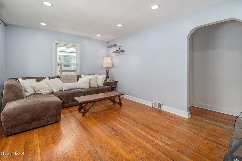 4th image of 20 N Elmhurst Avenue