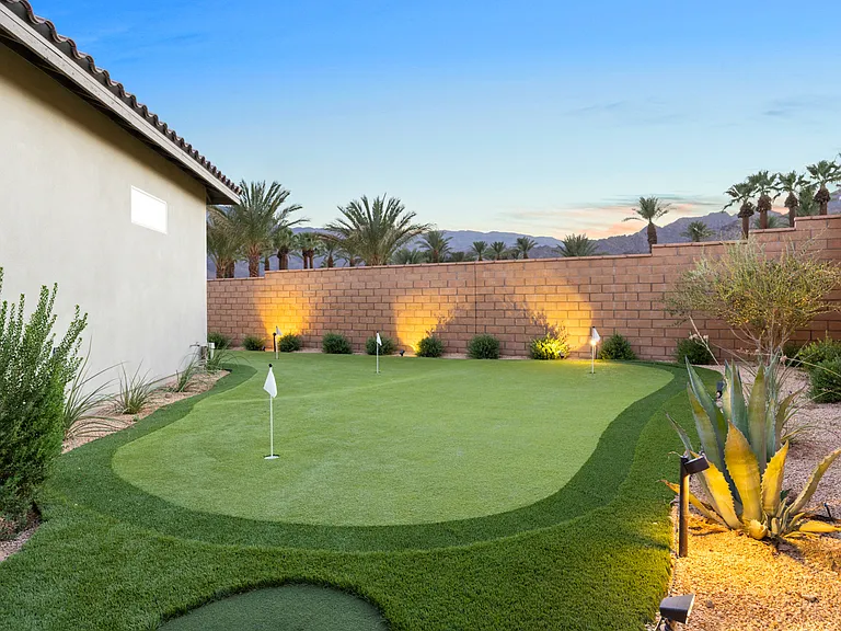 6-Hole Putting Green