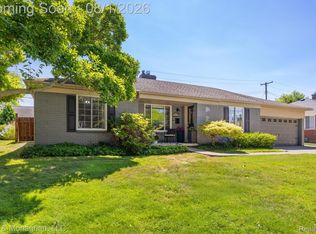 1477 Dorthen St, Grosse Pointe Woods, MI 48236