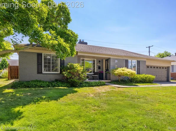 1477 Dorthen St, Grosse Pointe Woods, MI 48236