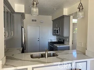 3 bed, 2.5 bath, 1362 sqft, $4,250 — Photo 3