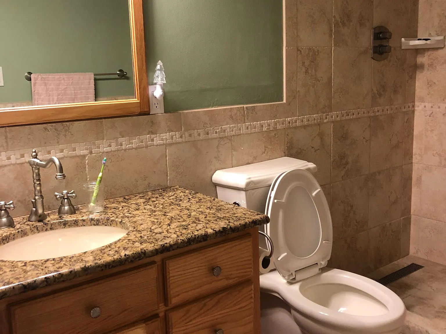 3 bed, 2226 sqft, $3,400 — Photo 4
